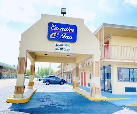 Executive Inn Kingsville Bagian luar foto